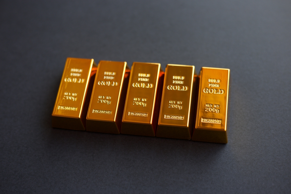 Close,Up,Gold,Bars,On,Black,Background